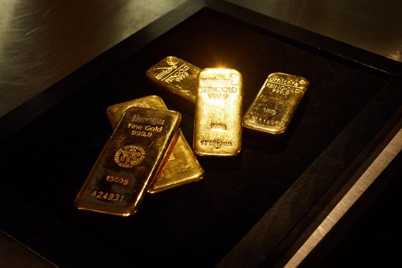 Giá vàng thế giới giảm mạnh, trong nước giữ mốc 78 triệu đồng/lượng