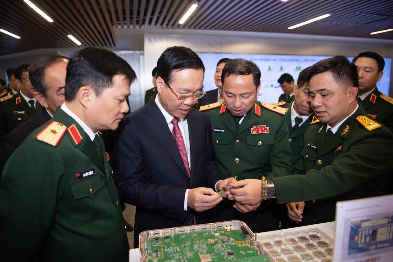 State President Vo Van Thuong looks at high-tech products from Viettel. 