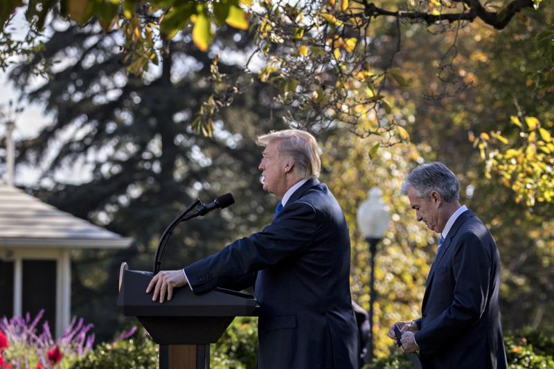 Cựu Tổng thống Mỹ Donald Trump (trái) và Chủ tịch Fed Jerome Powell tại một cuộc họp báo ở Nhà Trắng hồi năm 2017 - Ảnh: Bloomberg.