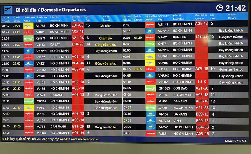 Màn hình thông báo các chuyến bay đêm ngày 5, rạng sáng ngày 6/2 tại sân bay Nội Bài (Hà Nội) cho thấy rất nhiều chuyến bay rỗng bay vào TP HCM - ảnh: T.B.