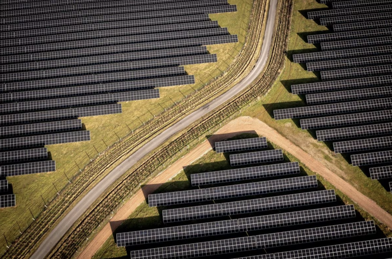 Một trang trại điện mặt trời ở Đan Mạch - Ảnh: Reuters.
