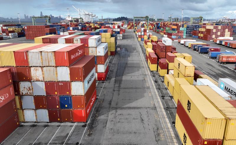 Những container hàng hoá ở một hải cảng thuộc Bờ Tây của Mỹ - Ảnh: Bloomberg.