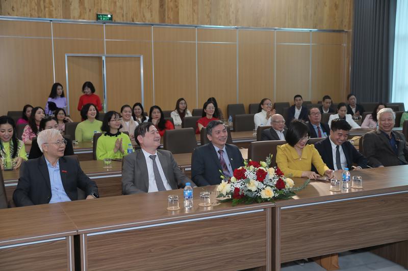 Đoàn công tác của Liên hiệp các Hội Khoa học và Kỹ thuật Việt Nam (VUSTA) do Chủ tịch Phan Xuân Dũng dẫn đầu đã tới thăm, chúc Tết Tạp chí Kinh tế Việt Nam vào sáng ngày 15/2, tức Mùng 6 Tết Giáp Thìn 2024. Ảnh: Chu Khoa.