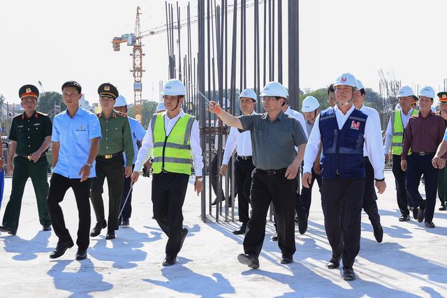 Prime Minister Pham Minh Chinh inspects the T3 construction site on February 12. Photo: VGP