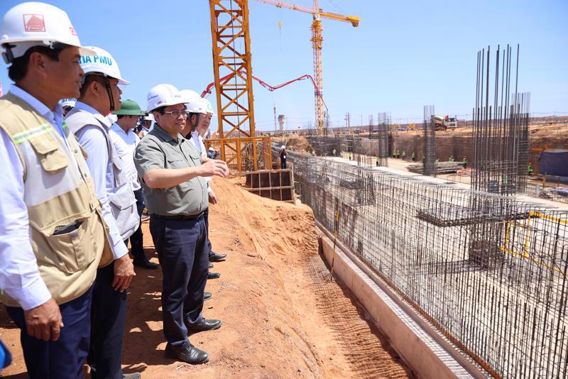 Prime Minister Pham Minh Chinh at the airport’s construction site on February 13. Photo: VGP