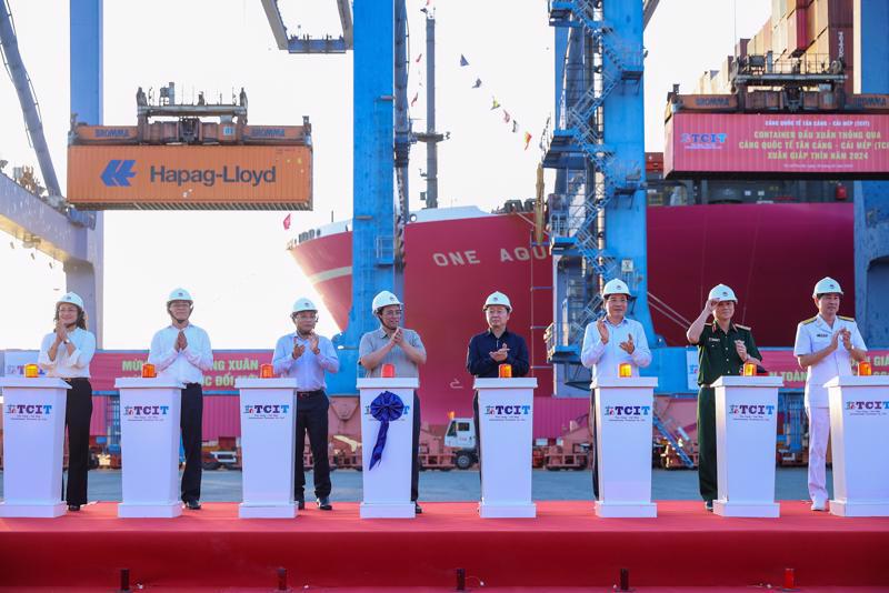 Prime Minister Pham Minh Chinh attending a ceremony on February 13 to give the order to handle the first cargo in the Year of the Dragon at Tan Cang - Cai Mep Port. Photo: VGP