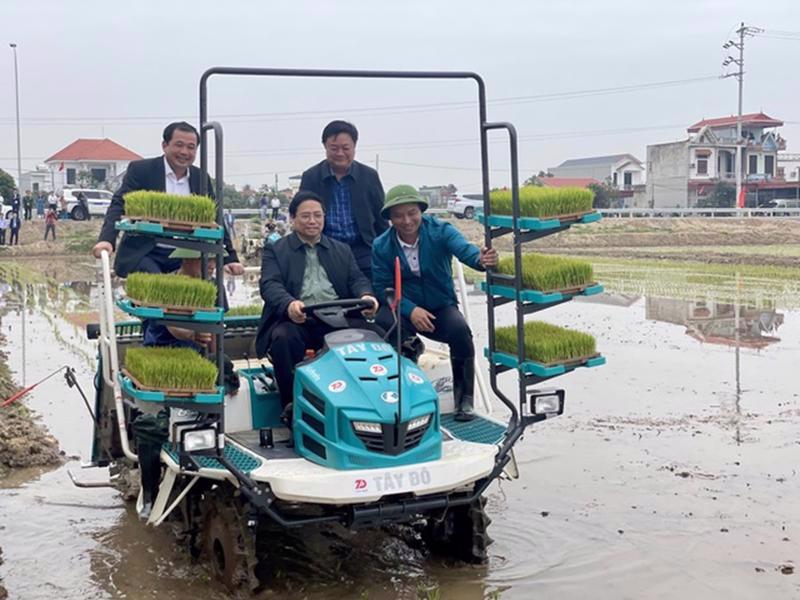 Prime Minister Pham Minh Chinh operates rice planting machinery while visiting Hai Duong province. 