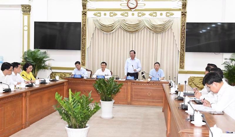 Chairman of the Ho Chi Minh City People’s Committee Phan Van Mai chairing the February 15 meeting.