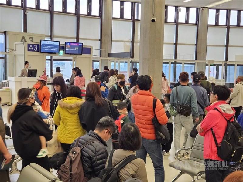 Nhóm du khách lên máy bay đi đảo Phú Quốc tại Cổng A3 của Sân bay Đào Viên ngày 16/2. Ảnh: CNA