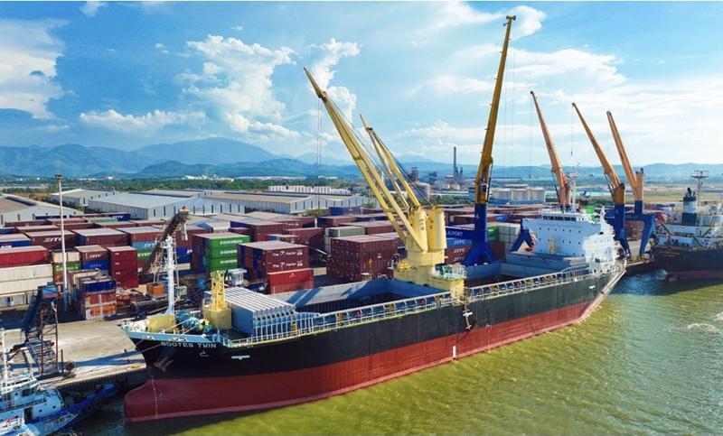 Tàu cập cảng Chu Lai bốc xếp hàng hóa. Ảnh Thaco ChuLai
