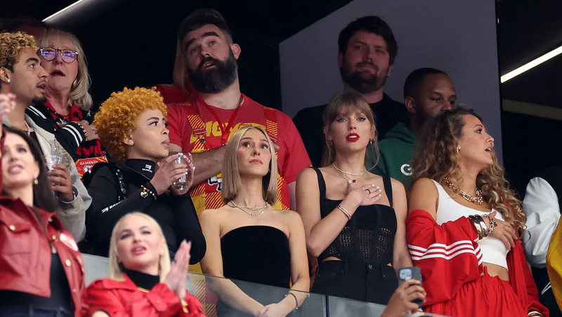 Taylor Swift có mặt trên khán đài để cổ vũ bạn trai tại Super Bowl. Ảnh: Hollywood Reporter