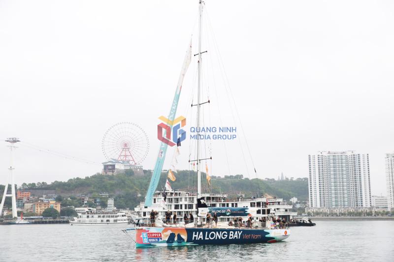 Đội đua thuyền buồm Ha Long Bay, Viet Nam hoàn thành chặng đua thứ 5 ở vị trí số 5 chung cuộc.