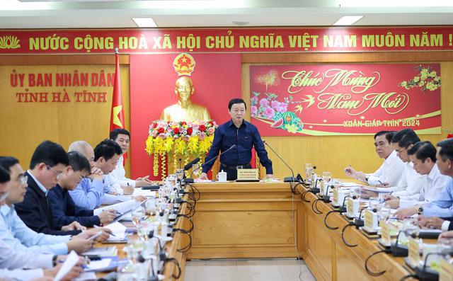 Deputy Prime Minister Tran Hong Ha chairing the meeting.