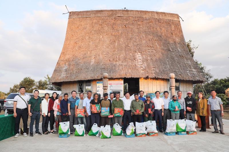 Vietcombank mang quà Tết đến với đồng bào dân tộc thiểu số tại tỉnh Kon Tum.