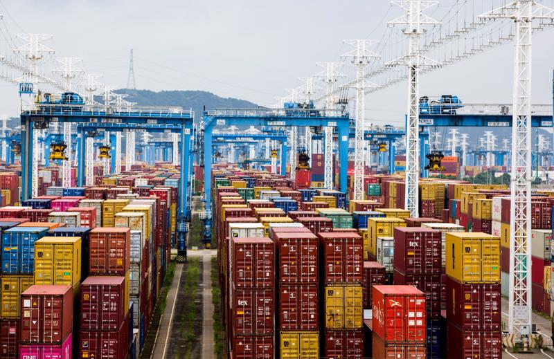 Những container hàng hoá tại một hải cảng ở Trung Quốc - Ảnh: Bloomberg.