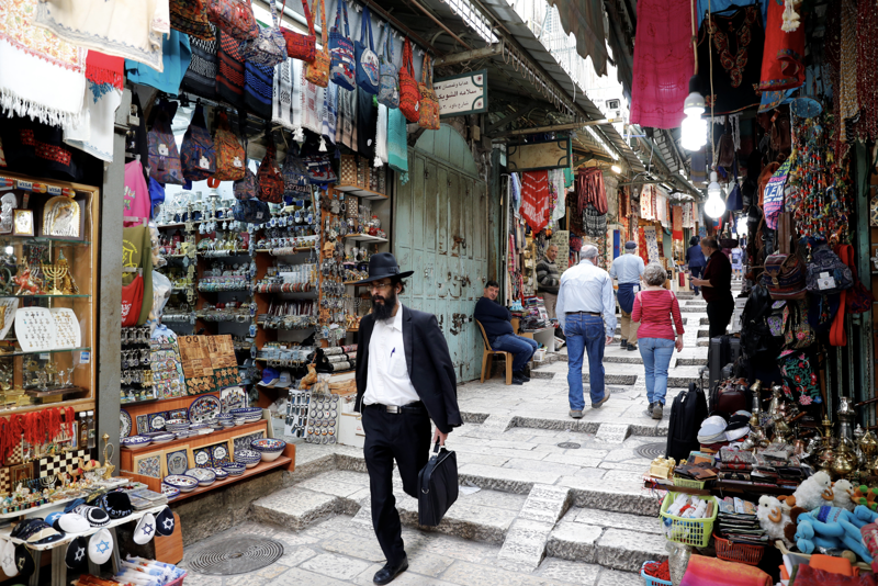 Một khu chợ ở Israel - Ảnh: Reuters.