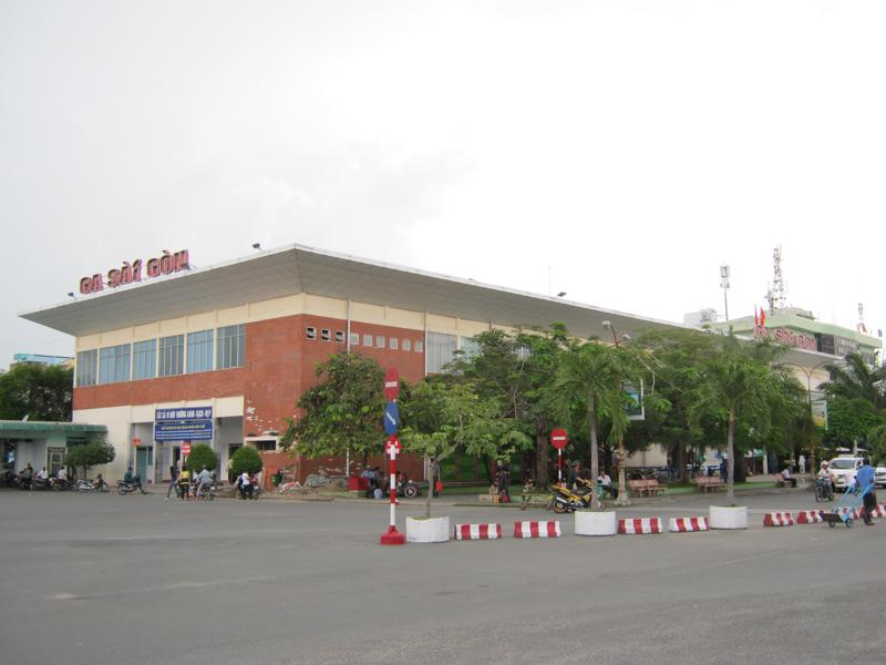 Ga Sài Gòn (Hòa Hưng) là ga hành khách trung tâm đồng thời là ga chính/trung tâm cho các loại tài khách Bắc Nam, tàu liên vậcn, tàu địa phương, tàu nội ngoại ô TP.HCM.