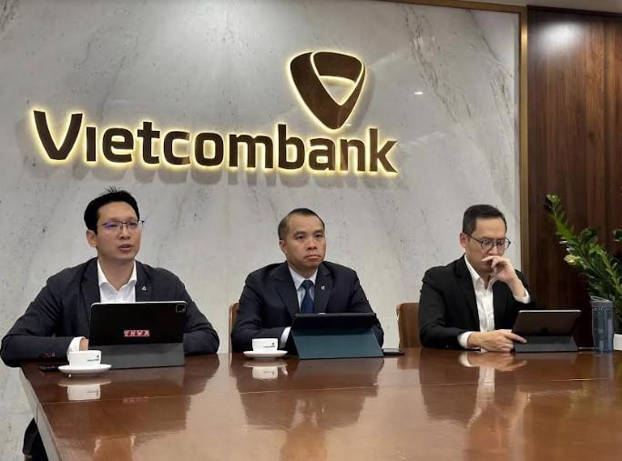 Đại diện Vietcombank trao đổi trực tuyến với các nhà đầu tư về kết quả hoạt động năm 2024.