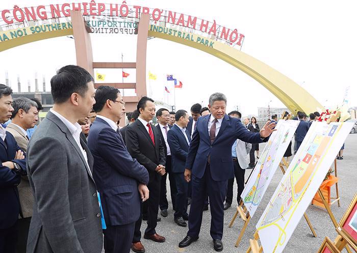 Deputy Chairman of the Hanoi People’s Committee Nguyen Manh Quyen and business representatives discuss project implementation at the Hanoi Southern Supporting Industrial Park.