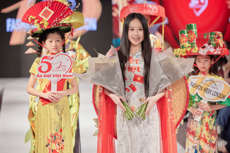 Nhà thiết kế 14 tuổi Anna Hoàng đã có 2 bộ sưu tập áo dài được trình diễn tại Tuần lễ thời trang London.