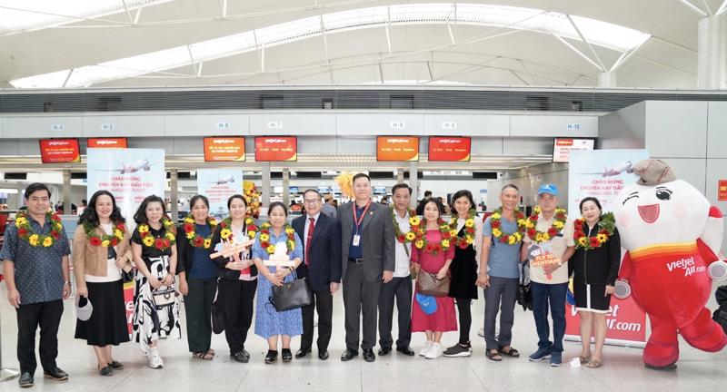 Phó Tổng lãnh sự Lào tại Tp.HCM, ông Souvannaseng Amphay cùng lãnh đạo Vietjet tặng hoa và chúc mừng những hành khách đầu tiên trên chuyến bay khai trương từ Tp.HCM đi Viêng Chăn, Lào. 
