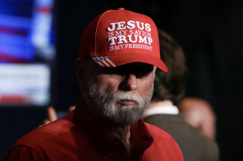 Một cử tri ở South Carolina đội chiếc mũ có dòng chữ thể hiện sự ủng hộ cựu Tổng thống Donald Trump ngày 24/2 - Ảnh: Reuters.