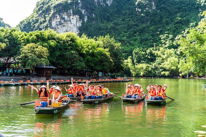 Năm mới Ninh Bình đón lượng lớn khách du lịch trong và ngoài nước đến tham quan (Ảnh: T.L)