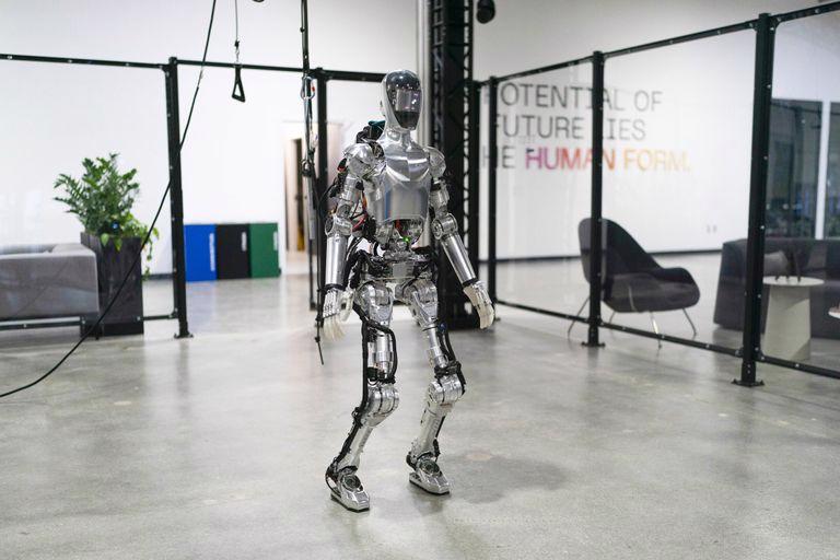 Tại Figure AI, các kỹ sư chế tạo robot có hình dáng và chuyển động giống con người, có thể thực hiện những công việc nguy hiểm và giúp giảm bớt tình trạng thiếu lao động.