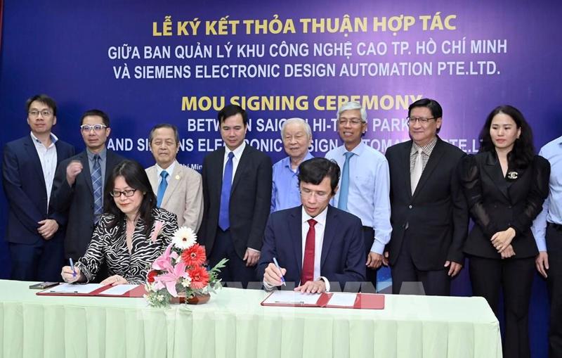 Representatives from the Saigon High-Tech Park and Siemens Electronic Design Automation sign the cooperative agreement. (Source: VNA)