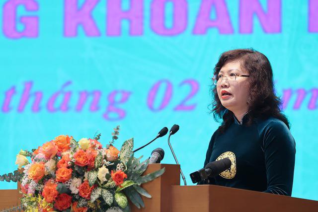 Chủ tịch Ủy ban Chứng khoán Nhà nước Vũ Thị Chân Phương trình bày báo cáo tóm tắt tình hình TTCK Việt Nam năm 2023 và triển vọng năm 2024.