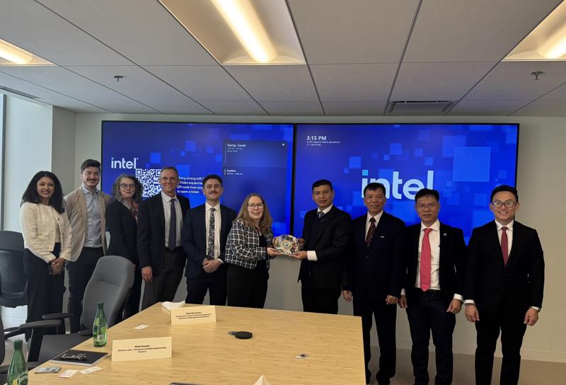 The Da Nang delegation at the meeting with the Intel Corporation. Source: VGP