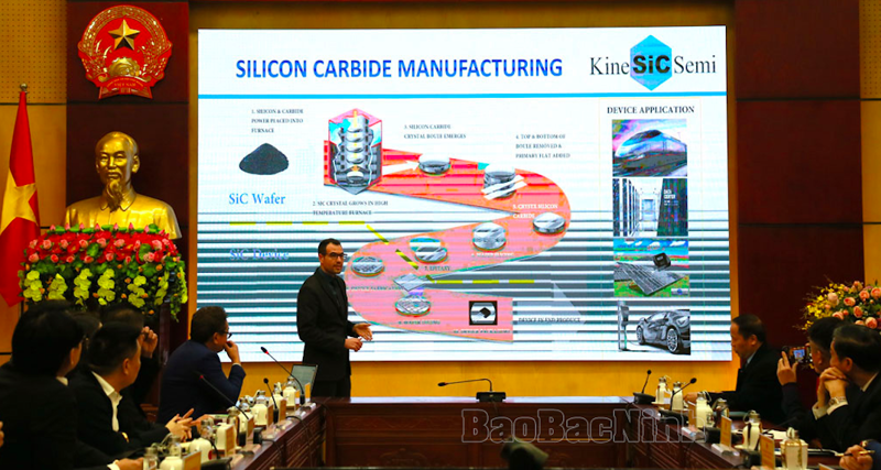 Đại diện công ty Kine SiC Semi giới thiệu công nghệ sản xuất chíp - Ảnh: Báo Bắc Ninh.