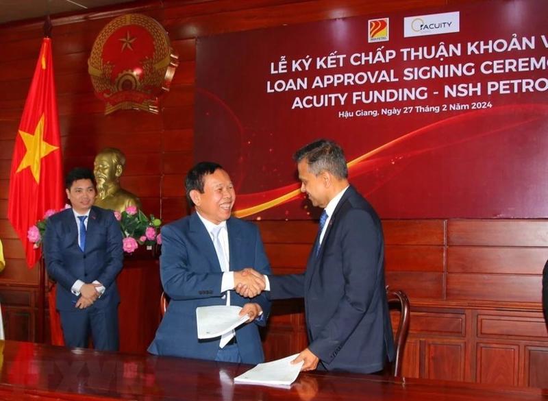 The loan approval signing ceremony between NHS Petro and Acuity Funding. (Source: VNA).