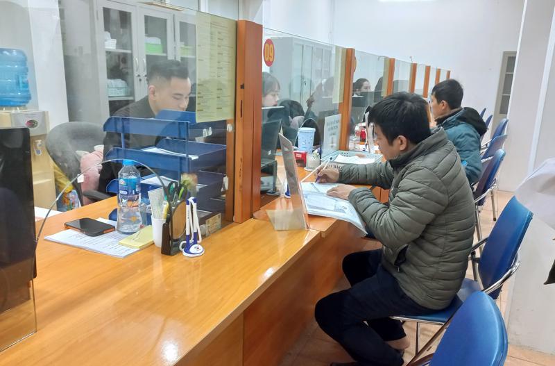 Người lao động làm thủ tục hưởng chế độ về bảo hiểm xã hội tại Hà Nội. Ảnh: Nhật Dương.