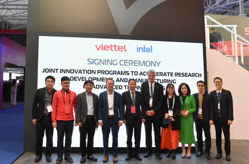 Representives from Intel and Viettel at the signing ceremony. Source: Viettel