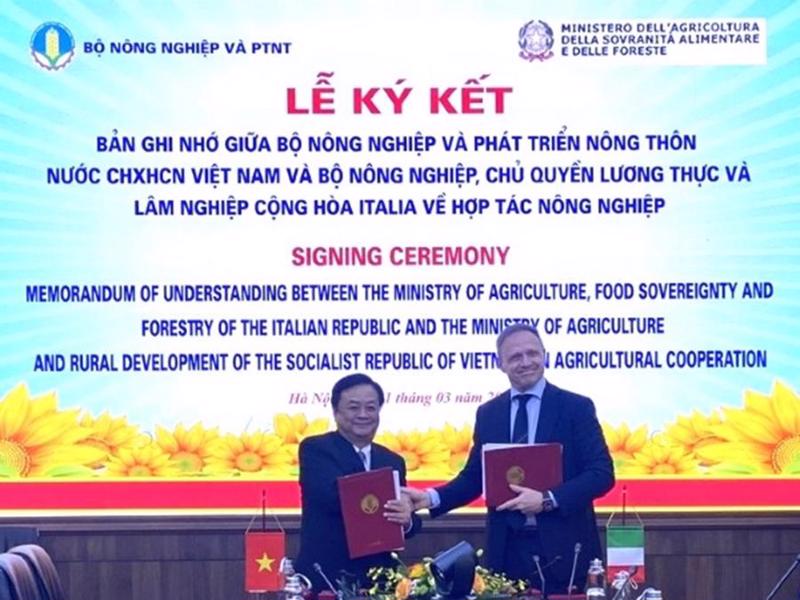 Minister of Agriculture and Rural Development Le Minh Hoan and Italian Minister of Agriculture, Food Sovereignty and Forestry Francesco Lollobrigida sign the MoU on March 1 in Hanoi.