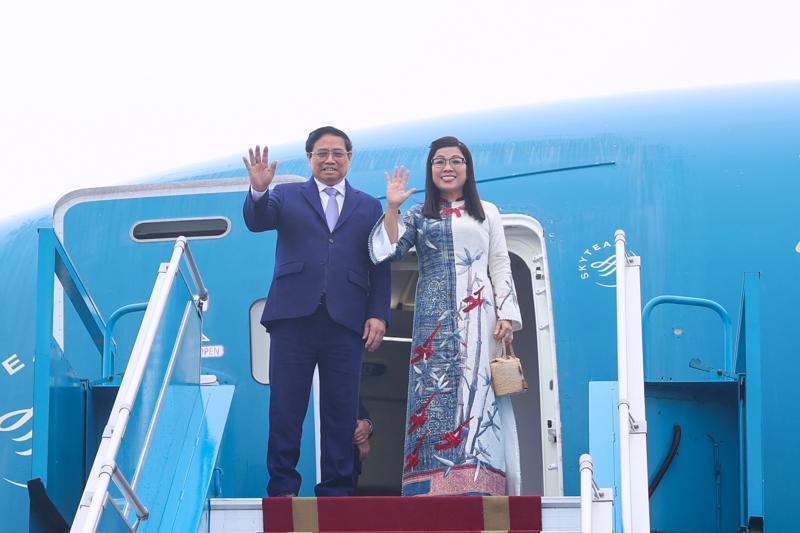 Thủ tướng Phạm Minh Chính và Phu nhân Lê Thị Bích Trân cùng đoàn đại biểu cấp cao Việt Nam rời Thủ đô Hà Nội sáng ngày 4/3 cho chuyến công tác tù ngày 5-11/3 - Ảnh: VGP