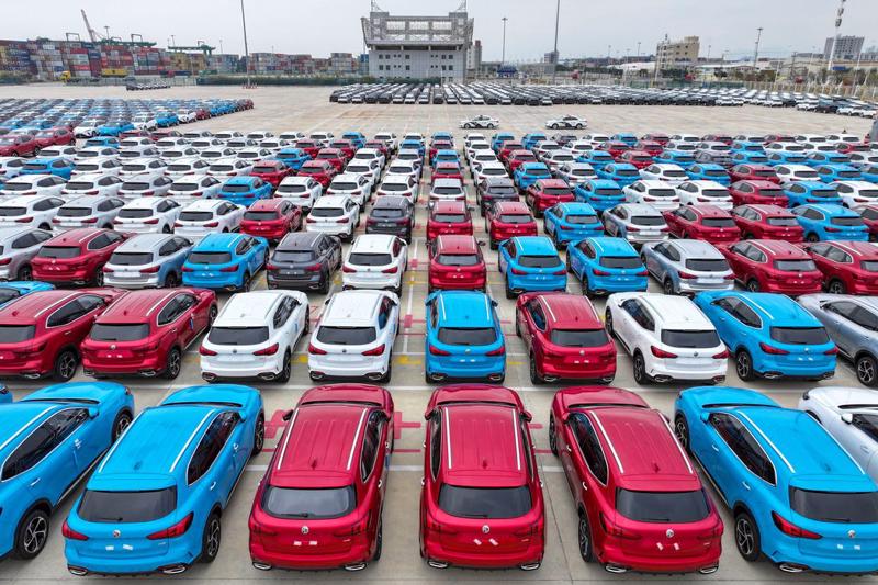 Ô tô chờ xuất khẩu ở Phúc Châu, tỉnh Phúc Kiến. Trung Quốc đang sản xuất lượng ô tô nhiều hơn so với nhu cầu tiêu thụ nội địa - Ảnh: CFOTO