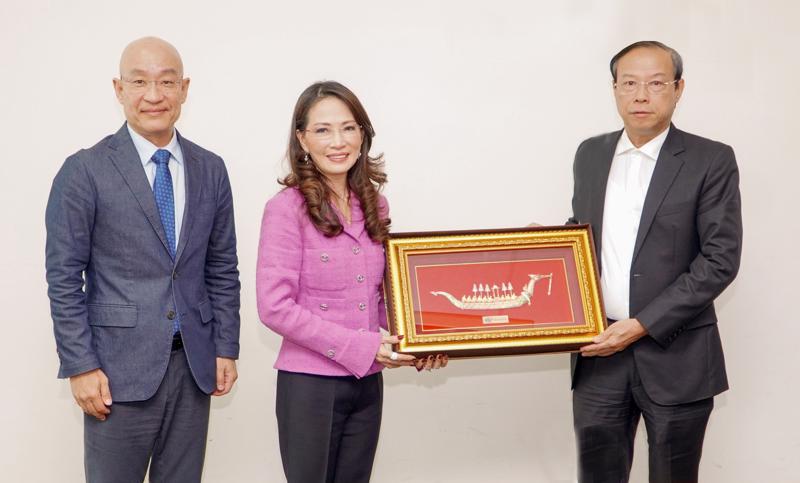 Mr. Nguyen Van Tho (right), Chairman of the Ba Ria-Vung Tau Provincial People’s Committee, and Ms. Jareeporn Jarukornsakul, Chairman of the Executive Committee and Group CEO of the WHA Group.