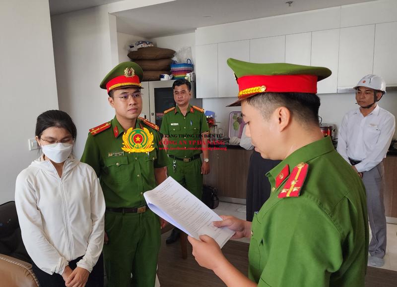 Phòng Cảnh sát kinh tế Công an thành phố Đà Nẵng tống đạt các quyết định đối với Đỗ Thị Hà Xuyên. Ảnh: Cổng thông tin Công an TP Đà Nẵng.