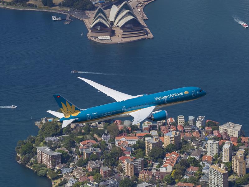 Máy bay Vietnam Airlines bay qua Úc.