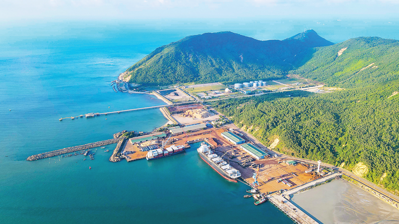  Khu bến cảng Vũng Áng có vị trí địa lý thuận lợi nằm trong Khu kinh tế Vũng Áng hiện đang có rất nhiều dự án được đầu tư, nằm trên hành lang của các tuyến hàng hải quốc tế