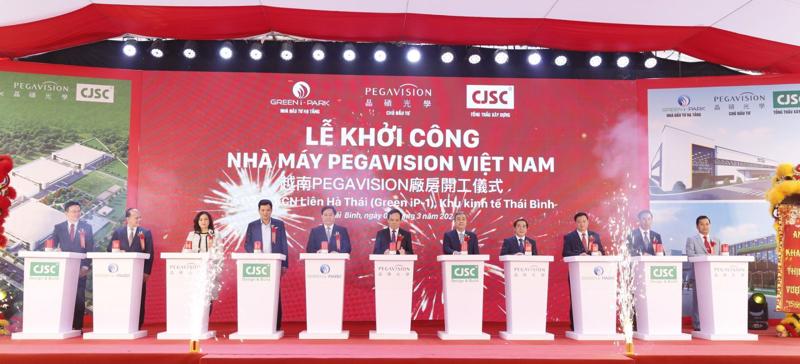 Phó Thủ tướng Chính phủ Trần Lưu Quang cùng các đại biểu phát lệnh khởi công dự án nhà máy Pegavision Việt Nam 