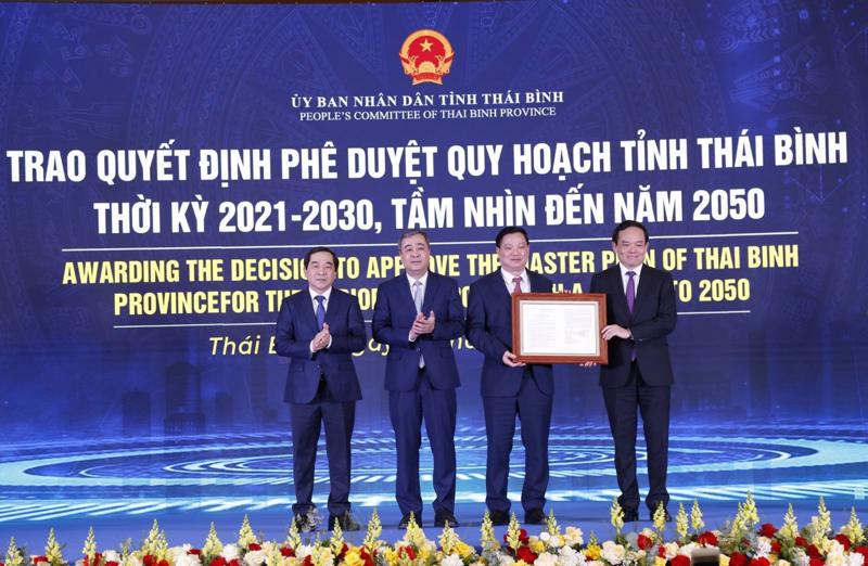 Ông Trần Lưu Quang, Ủy viên Ban Chấp hành Trung ương Đảng, Phó Thủ tướng Chính phủ trao Quyết định của Thủ tướng Chính phủ phê duyệt Quy hoạch tỉnh Thái Bình thời kỳ 2021 - 2030, tầm nhìn đến năm 2050 cho các lãnh đạo tỉnh Thái Bình.