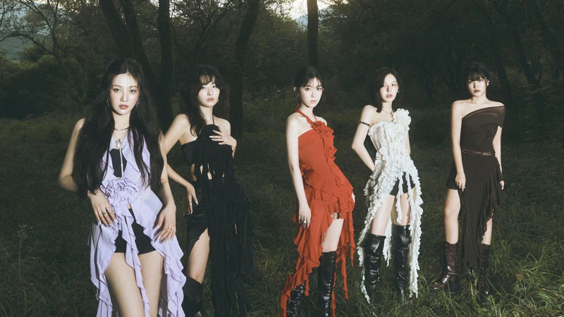 Trong ảnh quảng bá, không chỉ 1 mà có đến 3 thành viên nhóm Red Velvet chọn khoác lên mình những bộ cánh của thương hiệu Việt.