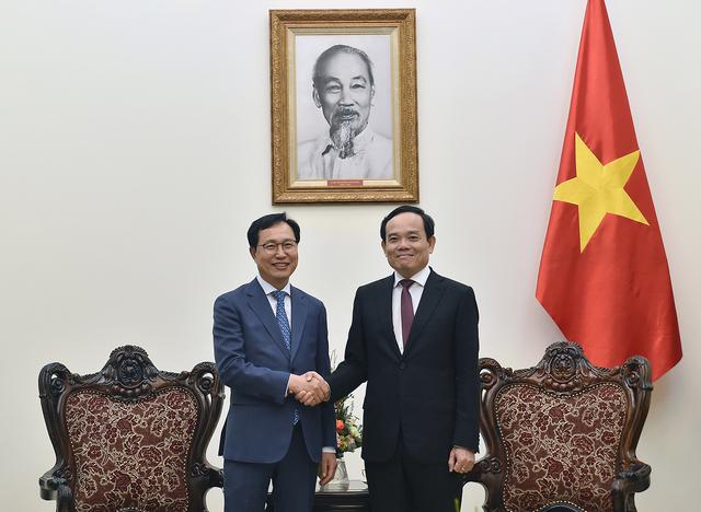 Deputy Prime Minister Tran Luu Quang (right) receives General Director of Samsung Vietnam Choi Joo Ho in Hanoi on March 4. Photo: VGP