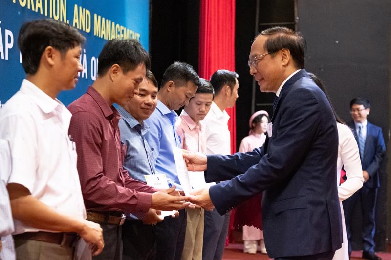 Thứ trưởng Bộ Tài nguyên và Môi trường Lê Công Thành vinh danh các trường trung học đạt quán quân tại ICEPORM 2024.