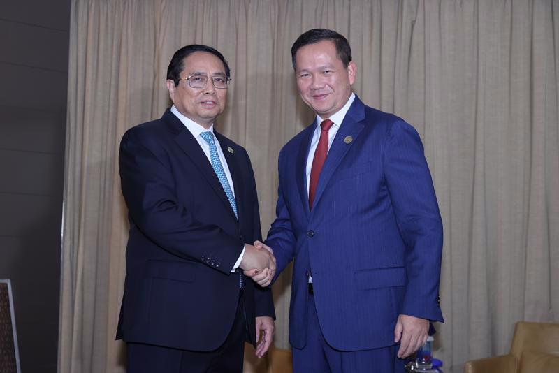 Prime Minister Pham Minh Chinh (left) meets his Cambodian counterpart Hun Manet in Melbourne on March 6. 