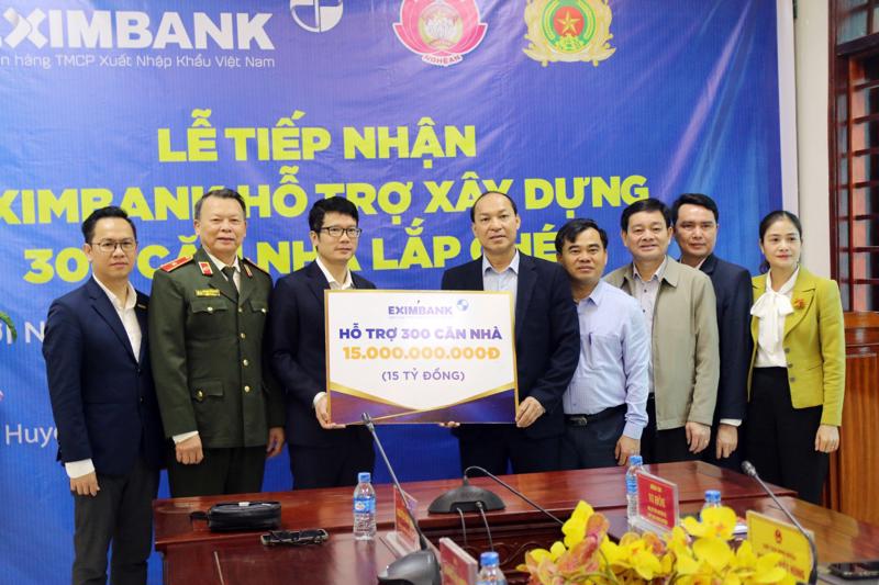 Ngân hàng Eximbank trao kinh phí hỗ trợ xây dựng 300 căn nhà lắp ghép cho huyện Kỳ Sơn.