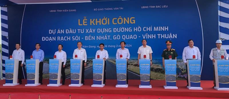 Lãnh dạo Bộ Giao thông vận tải cùng lãnh đạo UBND hai tỉnh Kiên Giang, Bạc Liêu và chủ đầu tư cùng khởi công dự án.